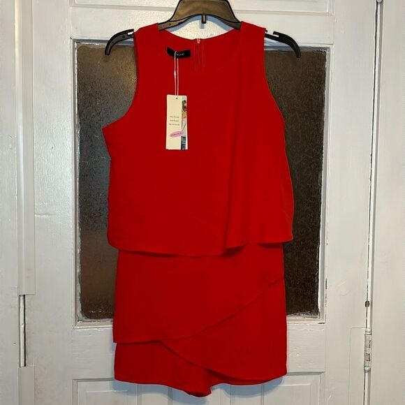 NWT Dokotoo Women’s Bright Elegant Red Short Tiered Flowy Romper Size Medium - Picture 1 of 7